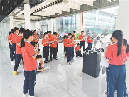 學(xué)生們走進(jìn)企業(yè)，近距離感受智能工業(yè)的魅力。