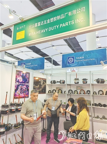 臺山參展企業(yè)依然堅定外貿(mào)信心，以飽滿的精神狀態(tài)在廣交會拓市場、抓訂單。
