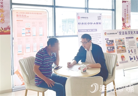 在調(diào)解過程中，江磊泉（右）為群眾普法。