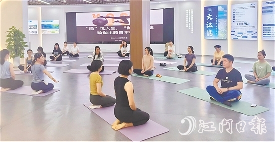 學(xué)員們進(jìn)行靜坐冥想與呼吸調(diào)整，進(jìn)入放松狀態(tài)。