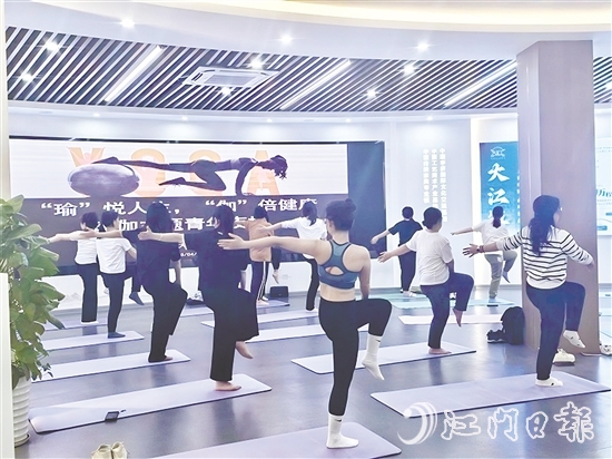 學(xué)員們跟隨導(dǎo)師練習(xí)，在體式轉(zhuǎn)換中體會力量與柔韌的平衡。