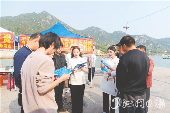 五邑青年國家安全宣講隊(duì)向漁民講解國家安全知識。