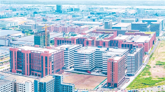 江門市安全應(yīng)急產(chǎn)業(yè)園內(nèi)廠房林立，發(fā)展?jié)摿Υ?，致力于打造灣區(qū)一流安全應(yīng)急產(chǎn)業(yè)園。何榕
