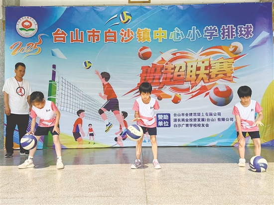 低年級(jí)學(xué)生在“拍球大挑戰(zhàn)”限時(shí)比賽中展開(kāi)比拼。
