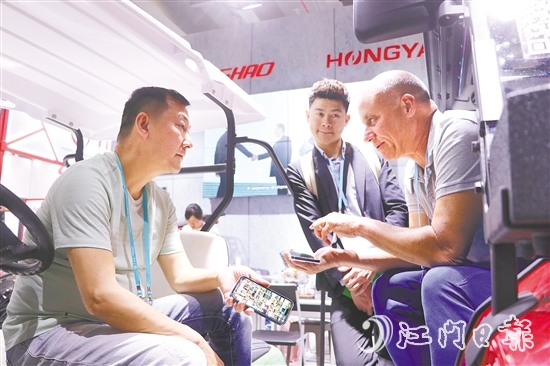 在江門鴻雅科技有限公司展位現(xiàn)場，來自美國邁阿密的客商正積極與企業(yè)商討合作方式。劉淑君