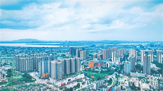 鶴山擁有廣闊的發(fā)展空間、扎實(shí)的產(chǎn)業(yè)基礎(chǔ)和良好的發(fā)展勢頭。圖為鶴山城區(qū)。