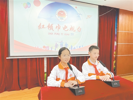 沙坪街道第一小學結(jié)合學生實際需求，積極打造豐富多彩的“小海鷗”節(jié)目內(nèi)容。圖為學生在為“紅領(lǐng)巾電視臺”錄制節(jié)目。