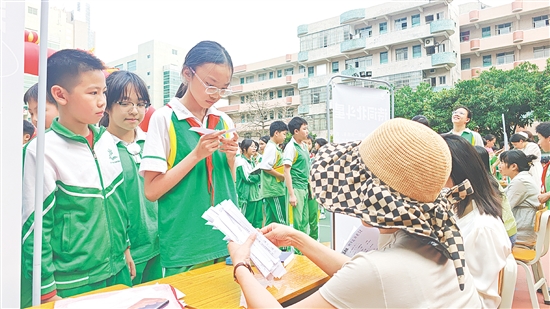 游戲區(qū)設置了多個游戲攤位，考驗學生的朗讀能力、科學知識儲備、詩詞知識儲備、語言組織能力及口頭表達能力。
