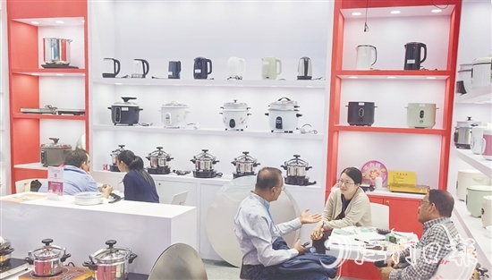 廣交會(huì)現(xiàn)場，新會(huì)企業(yè)展區(qū)吸引不少客商駐足洽談新商機(jī)。