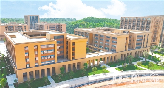 雙水鎮(zhèn)將全力打造大灣區(qū)國(guó)際職教城。圖為建設(shè)中的廣州軟件學(xué)院江門(mén)校區(qū)。