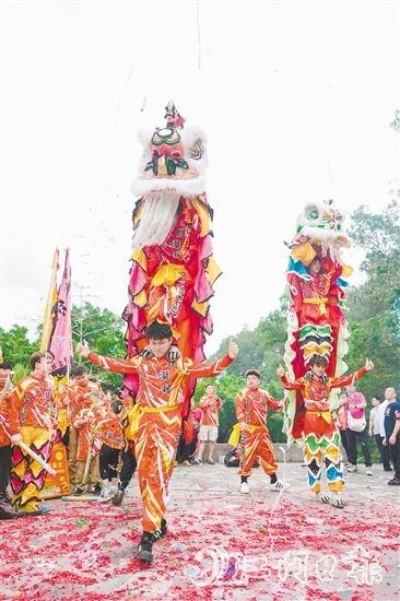 一眾弟子以醒獅和武術(shù)的形式表達(dá)對祖師的緬懷。