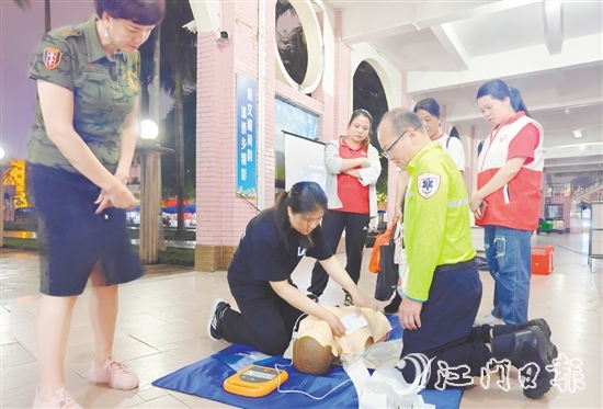 市民現(xiàn)場學習應急救護知識。