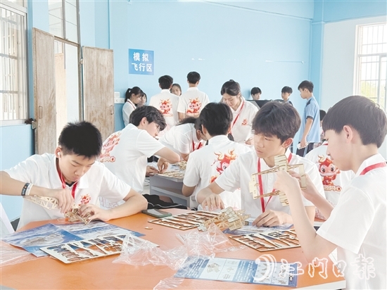 學(xué)生們拼裝“馮如一號(hào)”模型。