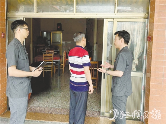 法官到李大爺家回訪，發(fā)現(xiàn)損壞的房屋已經(jīng)基本修復(fù)。