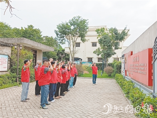 發(fā)展紅色旅游是以敬村振興鄉(xiāng)村產(chǎn)業(yè)的重要抓手，該村充分挖掘利用本地紅色資源，打造沉浸式研學(xué)體驗(yàn)。