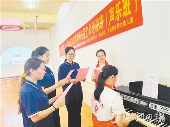 學員們在老師的指導下練習發(fā)聲技巧。