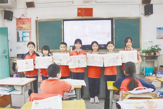 蓬江區(qū)發(fā)展小學學生展示讀書筆記。