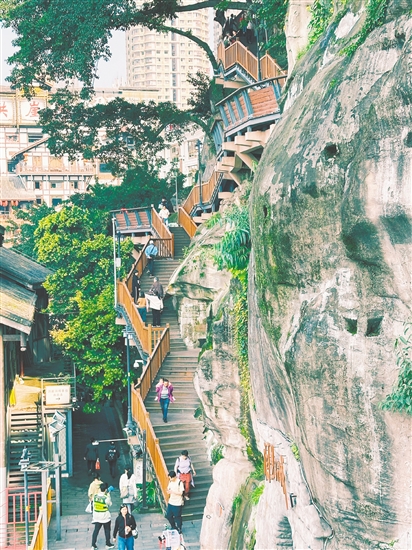 沿山城步道拾級(jí)而上，感受重慶山城的魅力。