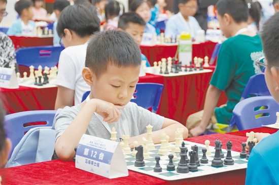 棋手們在棋盤上智力交鋒。
