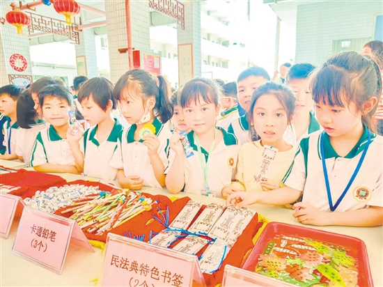 學(xué)生們以積攢的獎(jiǎng)?wù)聝稉Q心儀獎(jiǎng)品。