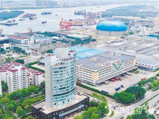 雙水鎮(zhèn)產(chǎn)業(yè)基礎(chǔ)雄厚。圖為廣東銀洲湖紙業(yè)基地。