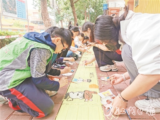 大家手持畫(huà)筆，用實(shí)際行動(dòng)營(yíng)造理解、尊重、關(guān)心視障人士的濃厚氛圍。