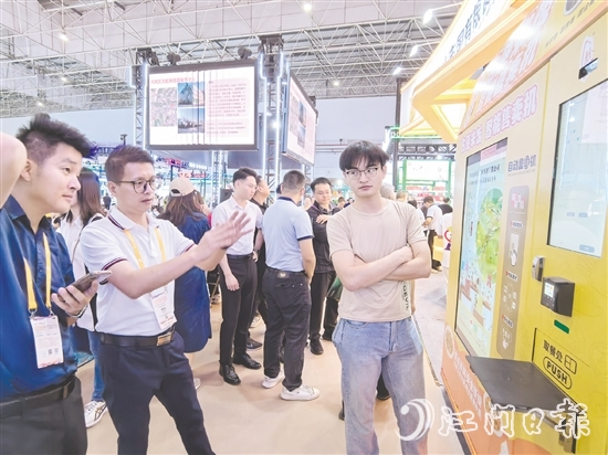 方便米飯、方面湯水只需要在智能售賣機配套的微波爐上加熱便可品嘗，便捷、美味又營養(yǎng)。