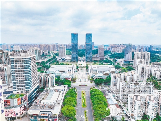 環(huán)市街道位于蓬江區(qū)中心區(qū)域，位于珠三角“1小時(shí)商圈”內(nèi)，交通便利，區(qū)位優(yōu)勢(shì)明顯。圖為環(huán)五邑華僑廣場(chǎng)商圈一帶。劉淑君