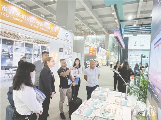 在照明館展位上，采購商對小崧股份的健康光產(chǎn)品十分感興趣。