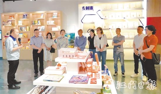 學員們參觀雅圖仕印刷成品展示館。