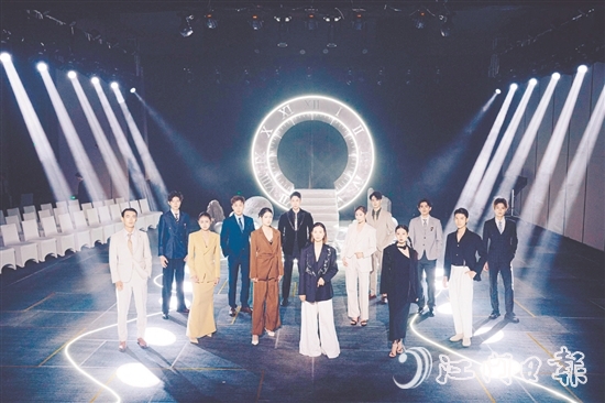 一場結(jié)合科技與傳統(tǒng)的時(shí)裝秀在江門上演。