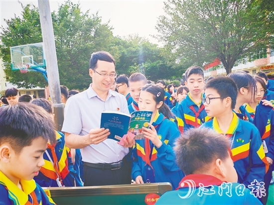 沙坪二小的學(xué)生在“跳蚤書市”上換到自己喜愛的書籍。