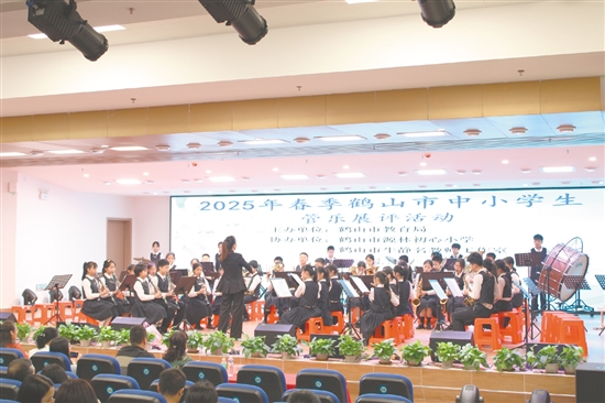 各管樂團依次登臺，以飽滿的熱情演繹管樂藝術(shù)的多元魅力。