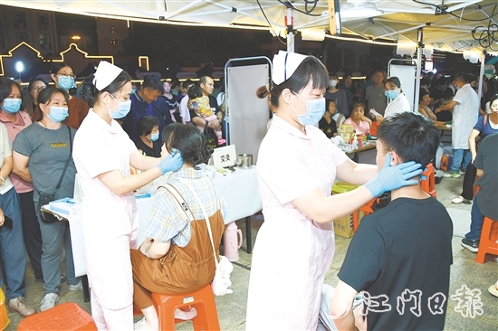 中醫(yī)“大咖”化身攤主，為市民提供“一對(duì)一”問(wèn)診、健康指導(dǎo)等服務(wù)。