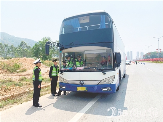 交警部門在重點(diǎn)區(qū)域設(shè)置流動(dòng)檢查點(diǎn)，嚴(yán)查客運(yùn)車輛違規(guī)攬客、不按核定線路行駛等亂象。