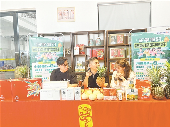羅家宏（中）在直播帶貨。