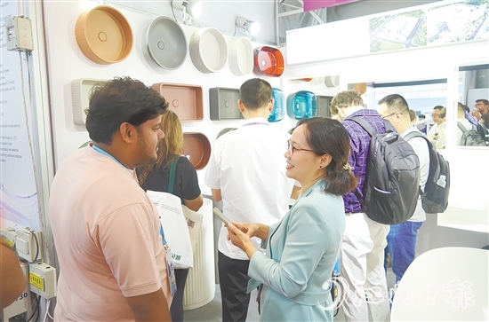 利多邦衛(wèi)浴展位吸引不少客商前來咨詢交流。