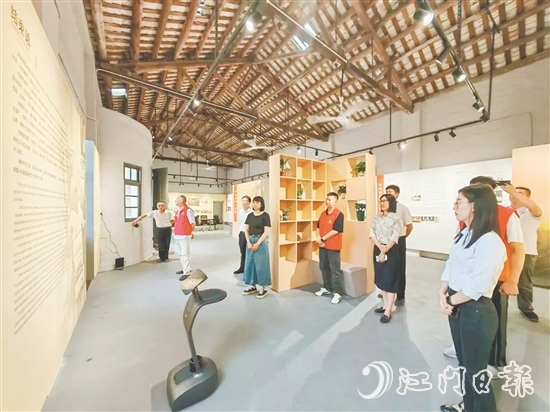 智能機(jī)器人為大家講解陳榮捷事跡。
