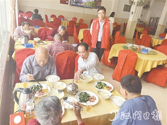 老人們一邊吃飯，一邊話家常。