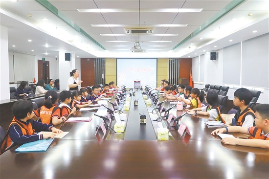 團(tuán)員們開展第一次議題討論，為城市建設(shè)“出點(diǎn)子”。
