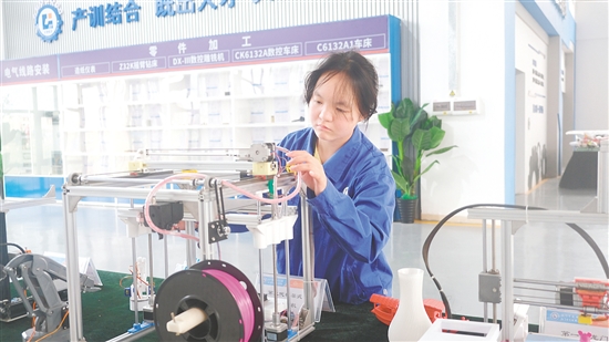 馮曉熒在操作3D打印機(jī)。