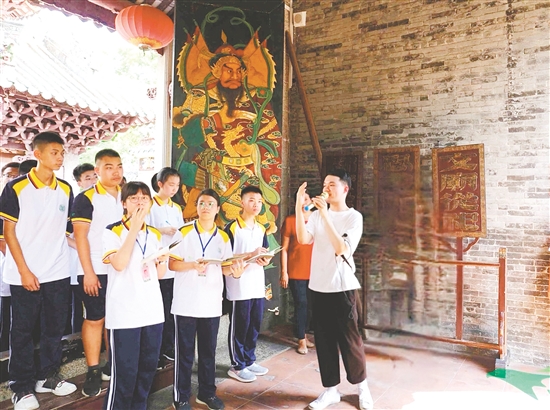 獻章班學生走進陳白沙紀念館，探尋白沙文化精髓。