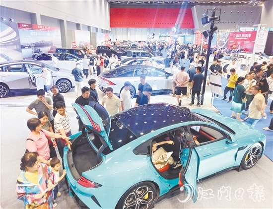昨日早上，江門五一國際車展現(xiàn)場人氣旺。郭永樂