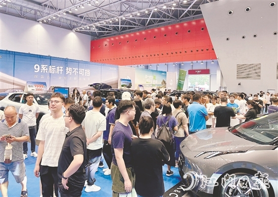 2025江門五一國(guó)際車展現(xiàn)場(chǎng)人潮涌動(dòng)。
