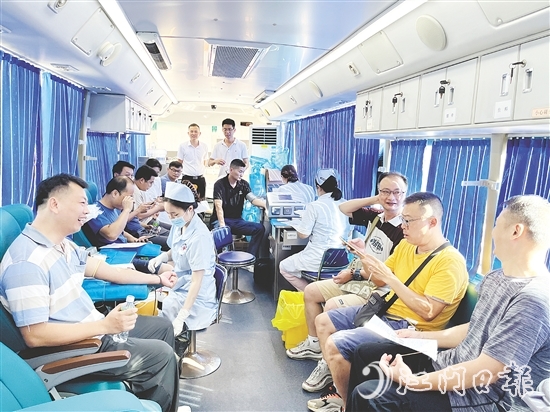 獻(xiàn)血車上，總有江門青年的身影。