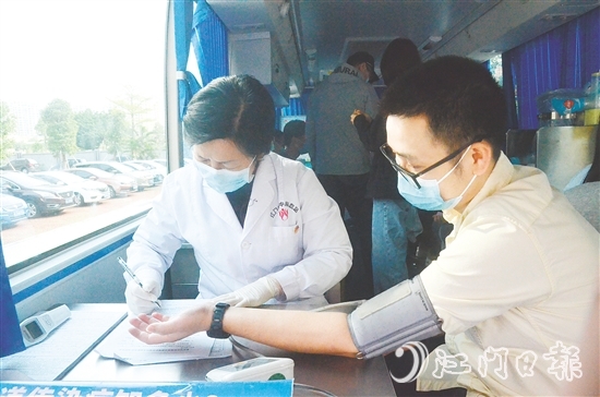 江門青年積極參與無償獻(xiàn)血。