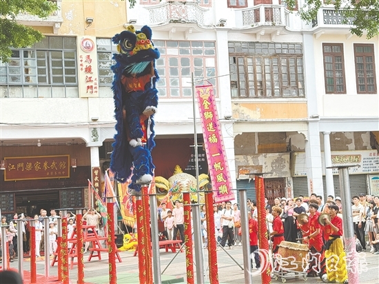 青年廣場(chǎng)上，15支精銳獅隊(duì)展開(kāi)精彩比拼。