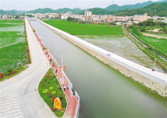 赤溪鎮(zhèn)的美麗河道白宵河，連續(xù)貫通3公里，河岸建有1.4公里的慢行步道。