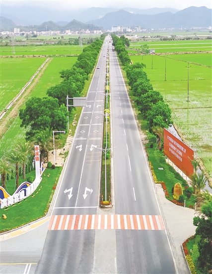 赤溪鎮(zhèn)在沖金路口以“濱海客城，能源重鎮(zhèn)”為主題新增入口標(biāo)識(shí)，使赤溪的門(mén)戶(hù)形象更鮮明。