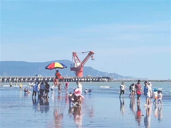 在臺(tái)山欽頭灣海浴場(chǎng)，游客盡情享受陽(yáng)光、海浪與沙灘。